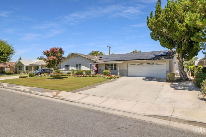 704 River Oaks Drive  Bakersfield CA 93309 photo