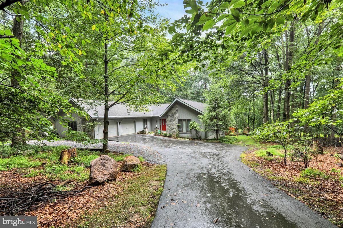 Property Photo: 1806 Larch Circle PA 17042
