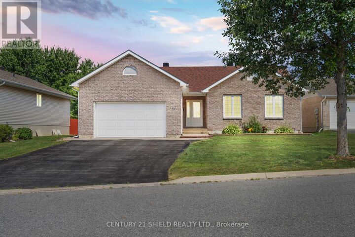 Property Photo:  140 Markell Crescent  ON K6H 6X2 