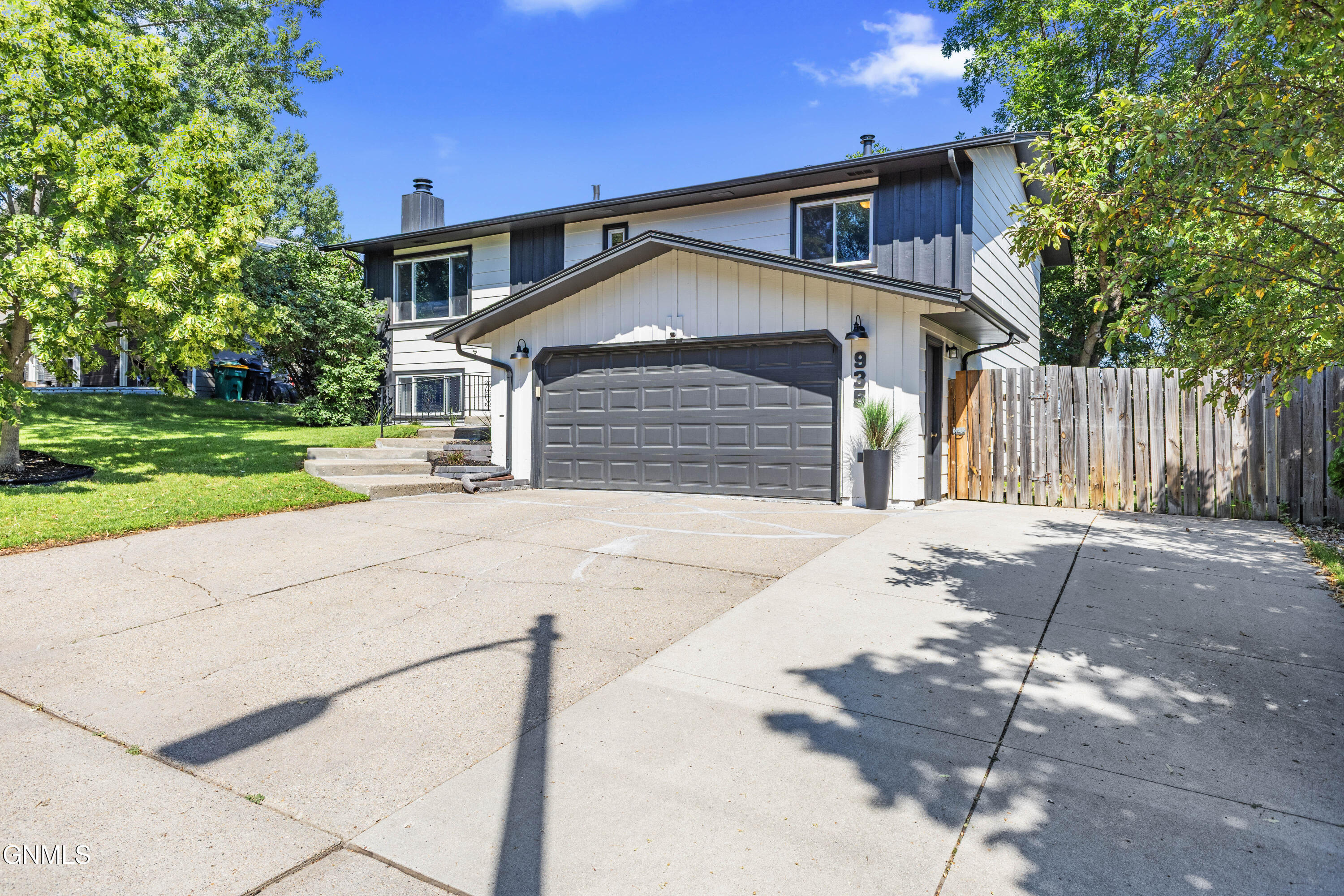 Property Photo: 935 N 33rd Street ND 58501