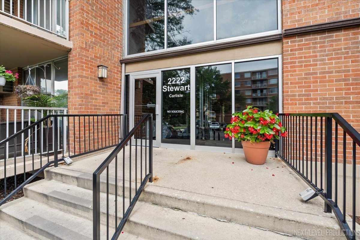 Property Photo:  2222 S Stewart Avenue 1C  IL 60148 
