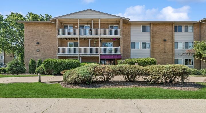 Property Photo: 910 Beau Drive 211 IL 60016