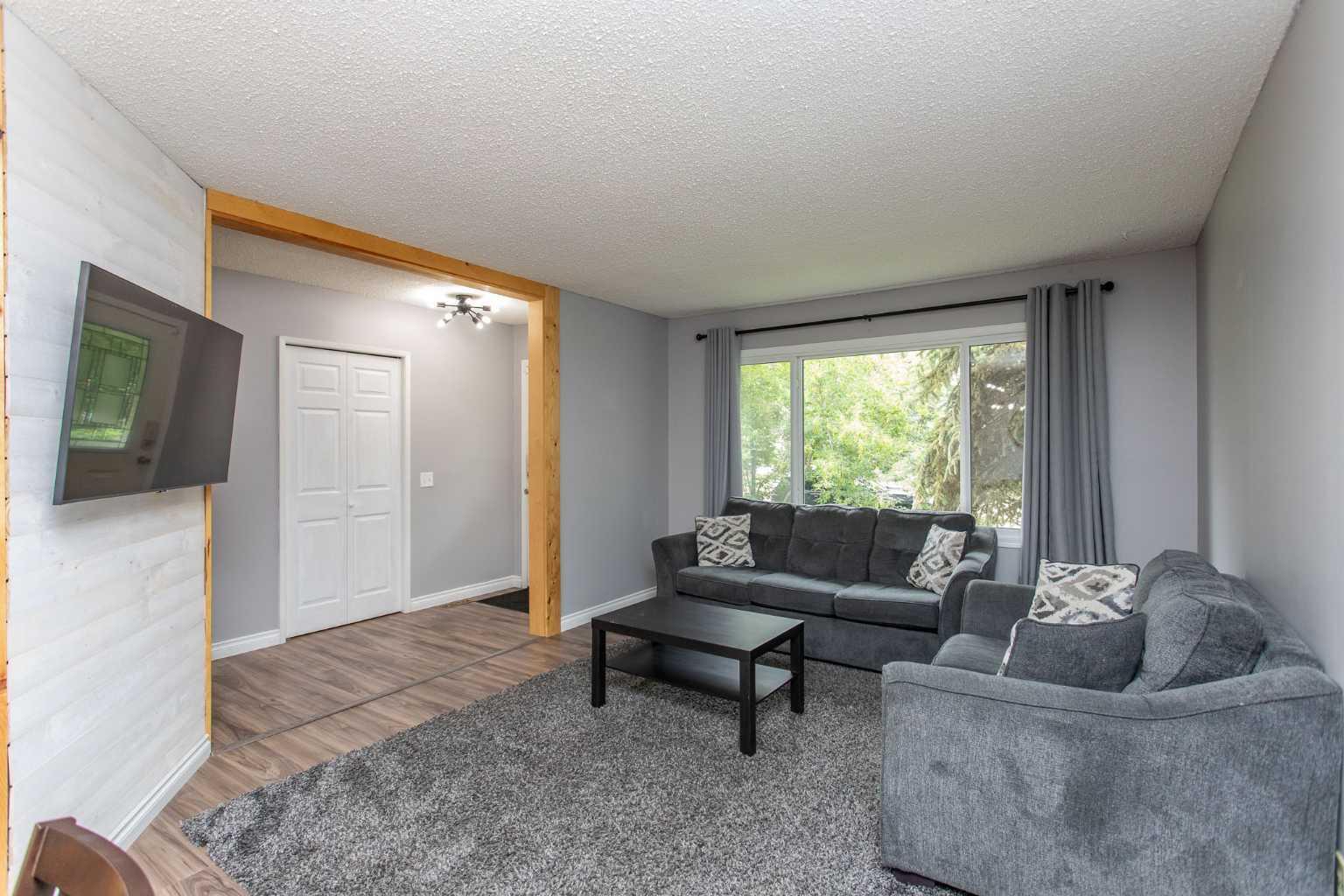 Property Photo: 7 Garden Road AB T4L 1R5