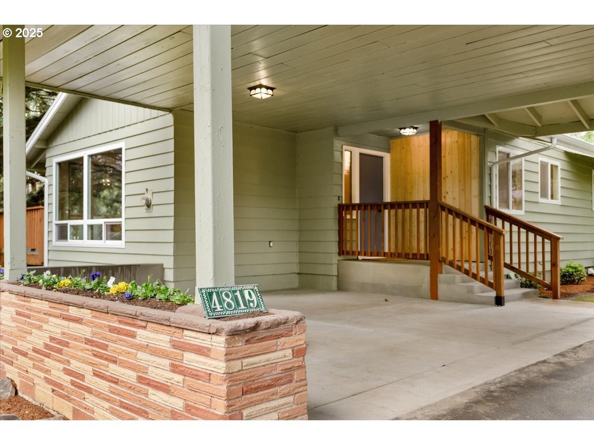 Property Photo: 4819 SW Hamilton St OR 97221