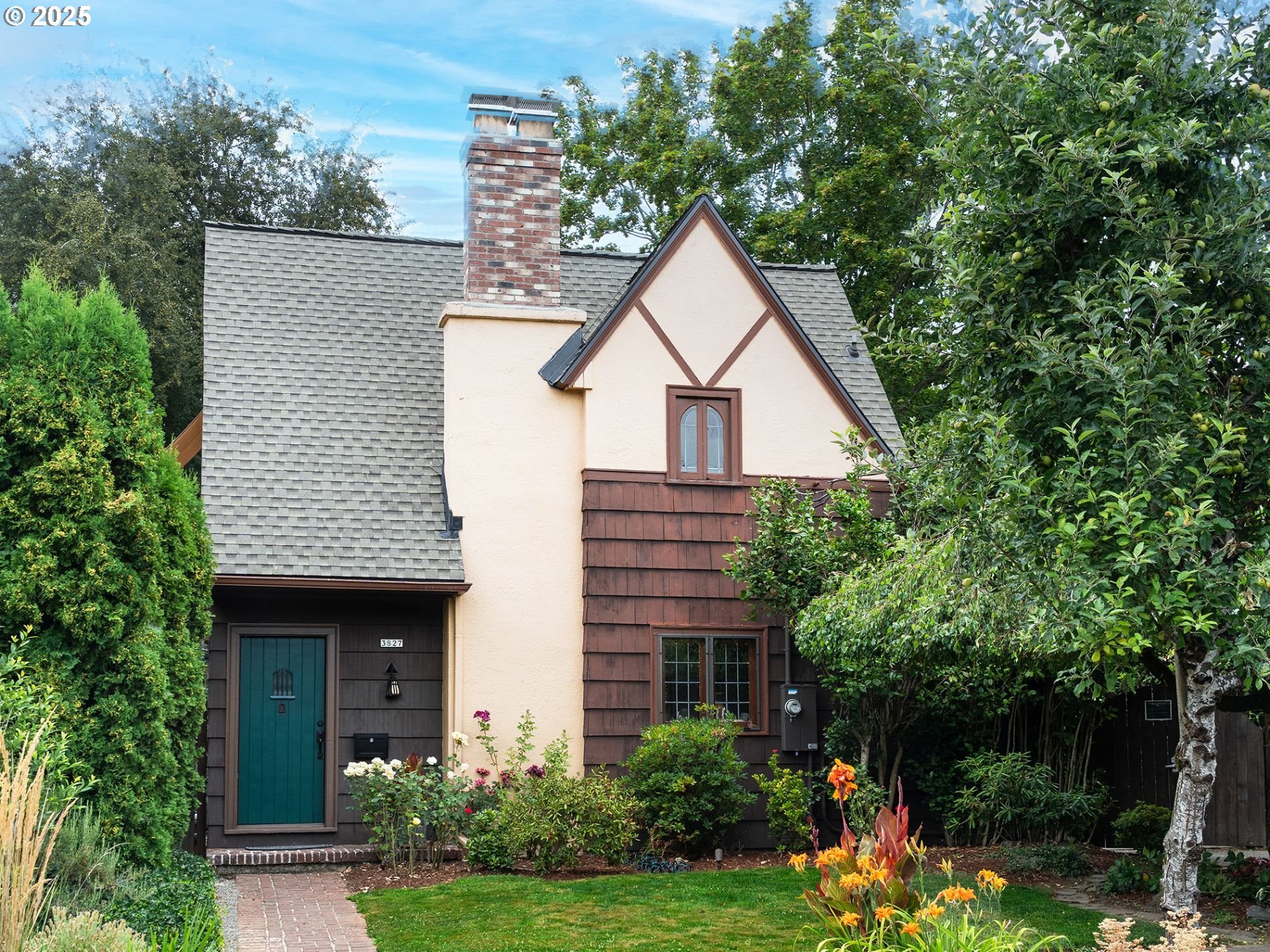 Property Photo: 3827 SE Kelly St OR 97202