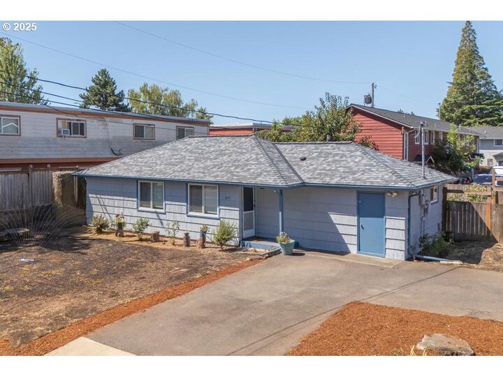 Property Photo: 875 SE 13th Ave OR 97123