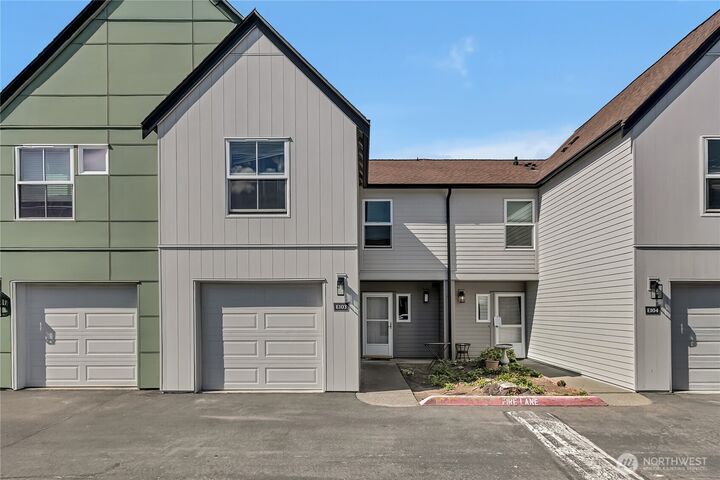 Property Photo: 6706 S 239th Place E103 WA 98032