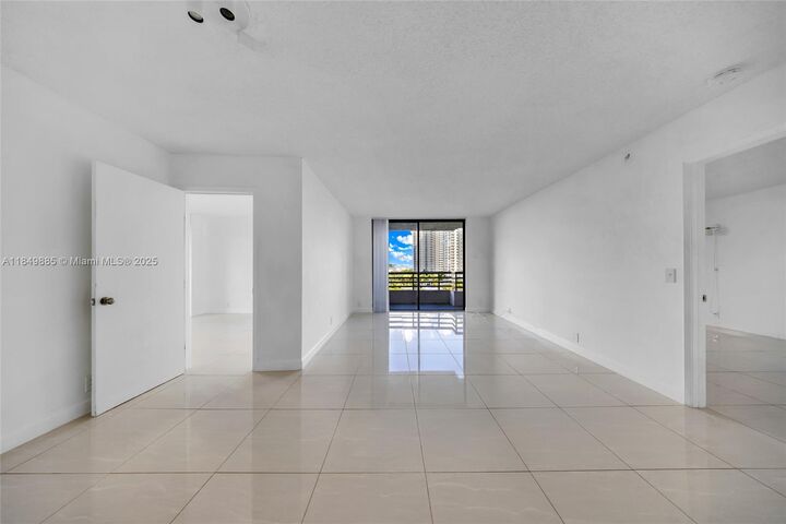 Property Photo: 3300 NE 191st St 801 FL 33180