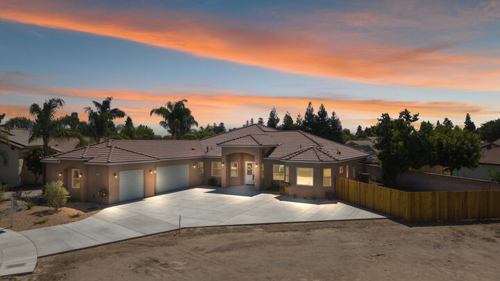 183 Oaks Court  Tulare CA 93274 photo