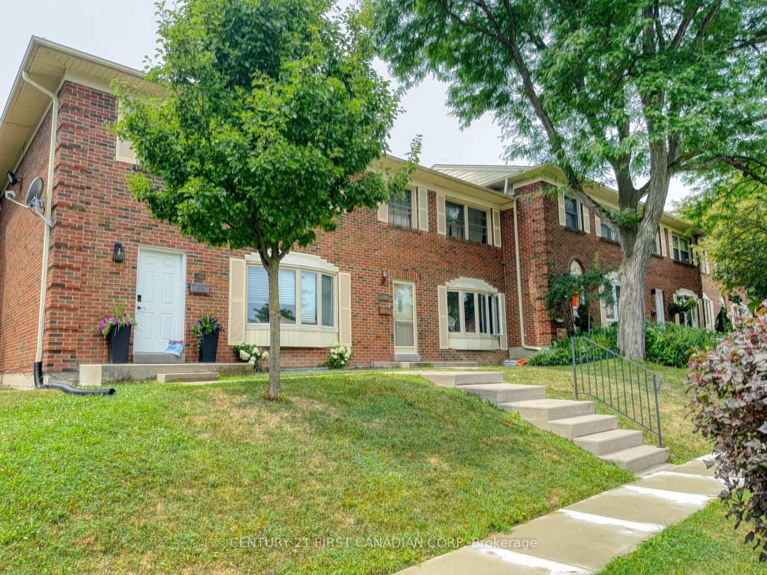 Property Photo: 380 Homestead Court ON N6G 2E9