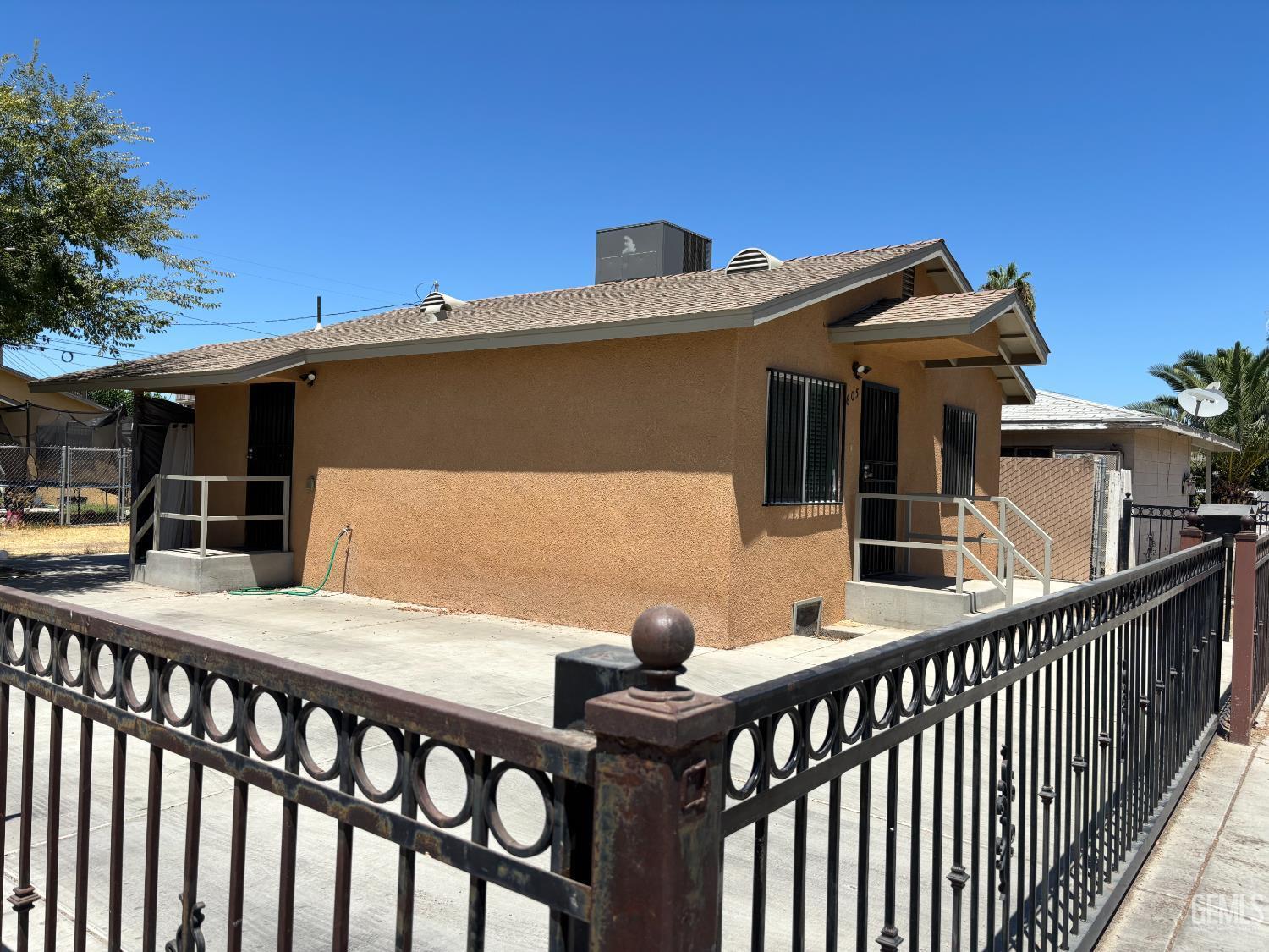 Property Photo:  605 Ellington Street  CA 93215 