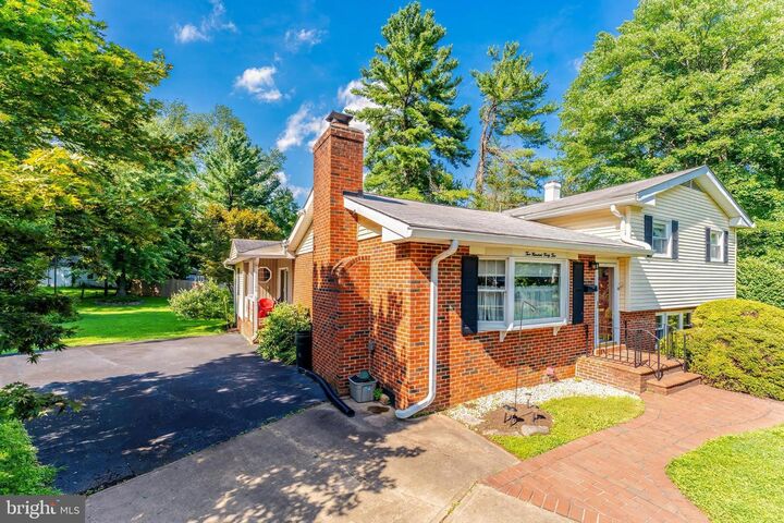 Property Photo: 242 Hillside Circle SW VA 22180