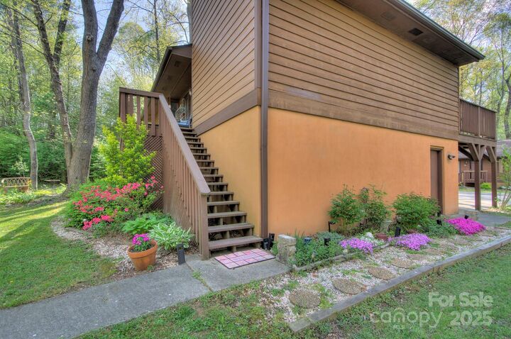 Property Photo:  39 Oak Court  NC 28732 