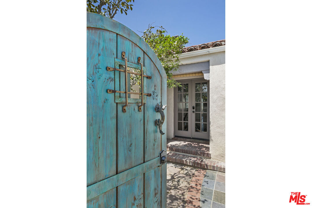 Property Photo:  931 Micheltorena St  CA 90026 