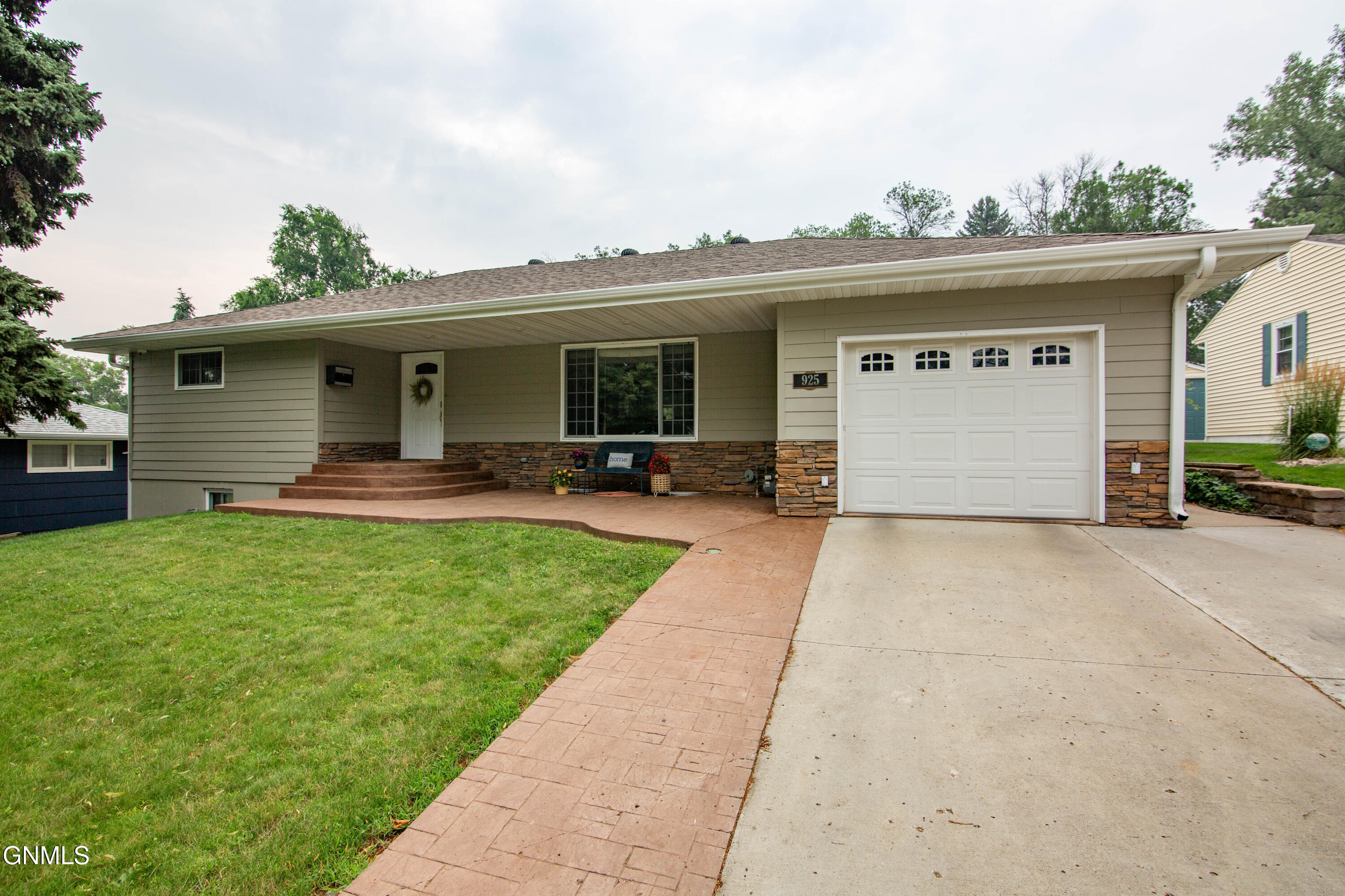 925 Crescent Lane  Bismarck ND 58501 photo
