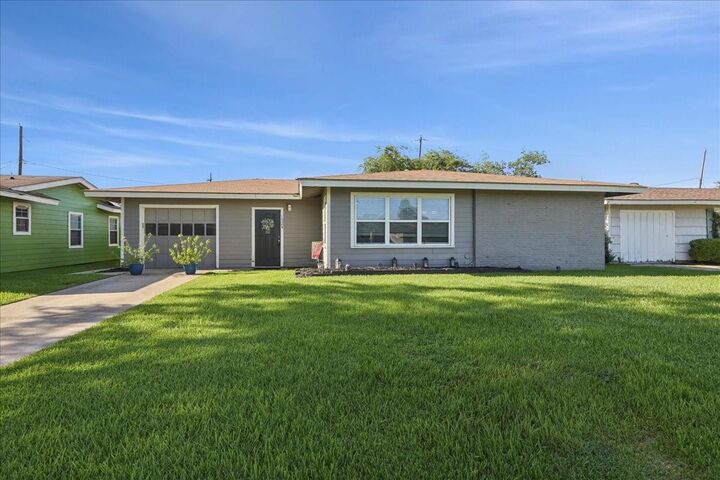 Property Photo:  1524 Longhorn Avenue  TX 77630 