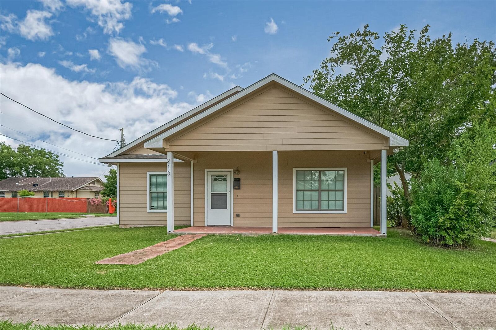 Property Photo:  213 W Murrill Street  TX 77520 