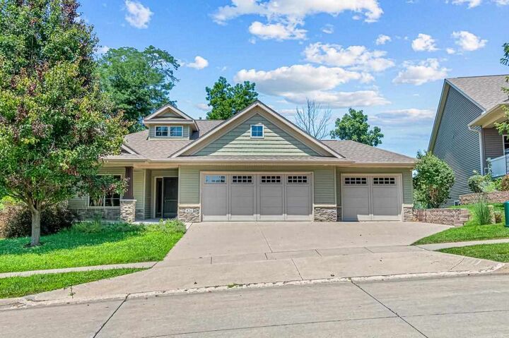 826 Sugar Loaf Cir   IA 52245 photo