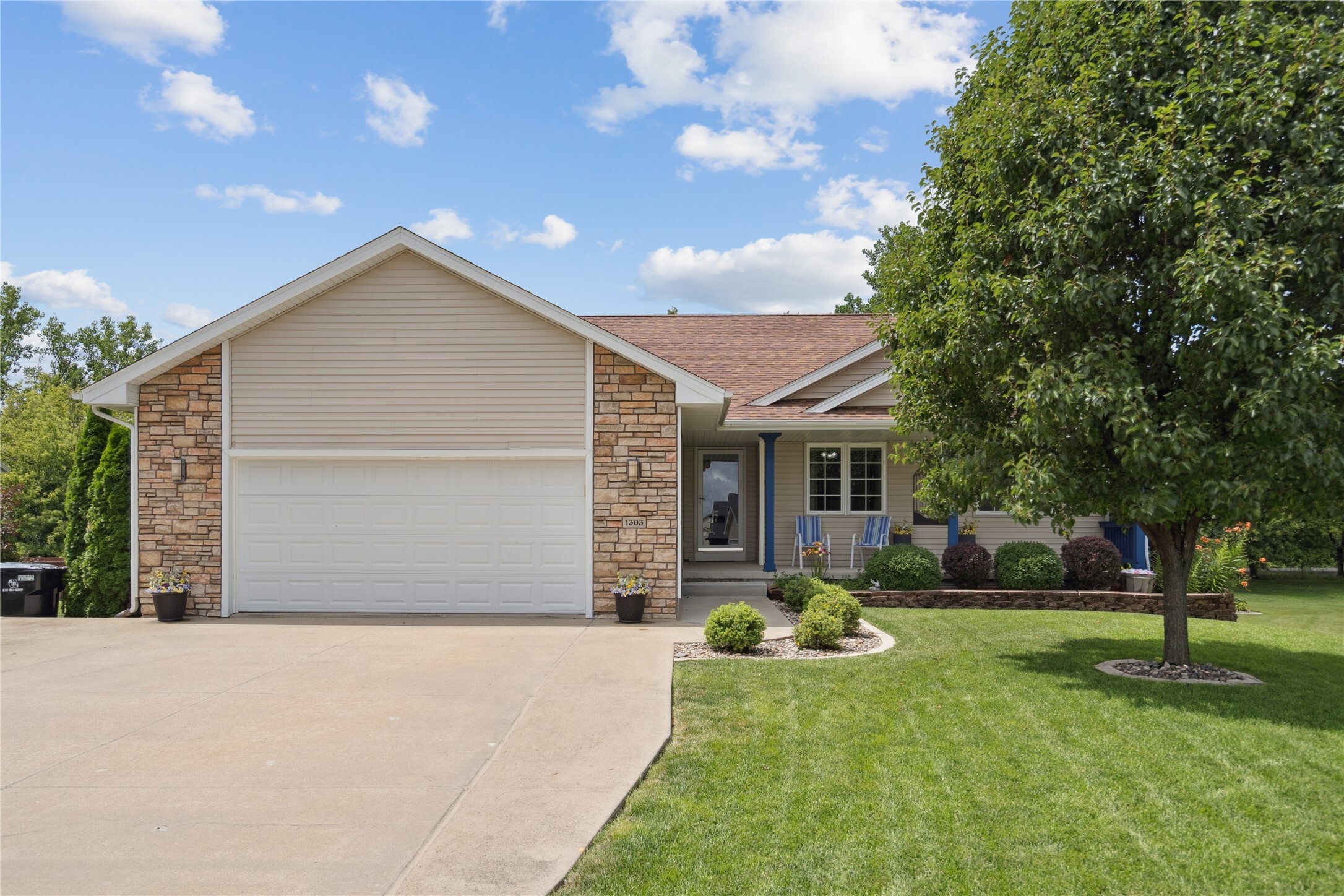 Property Photo:  1303 NW Shoreline Court  IA 50023 