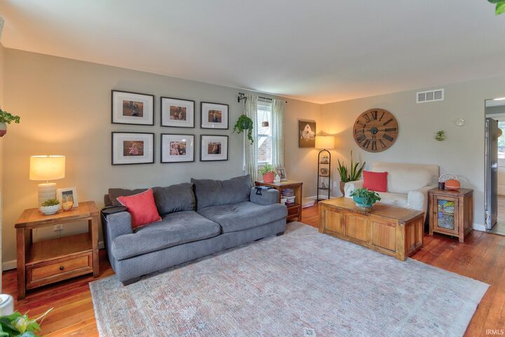 Property Photo:  506 E Locust Street  IN 47601-1845 