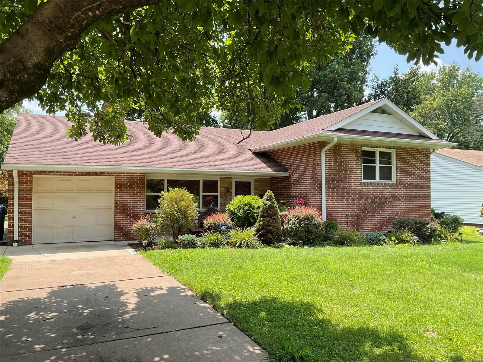Property Photo:  10004 Thorpe Avenue  MO 63114 