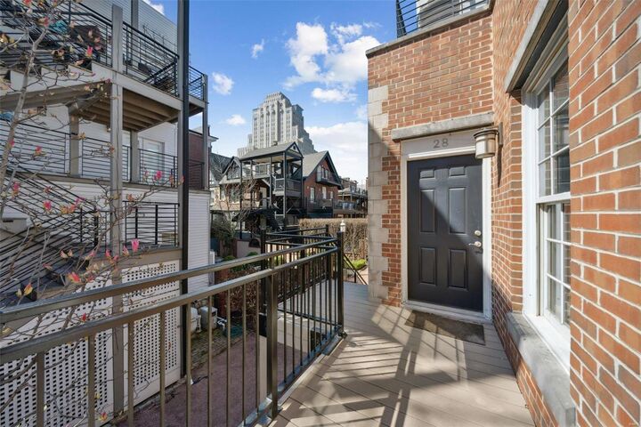28 Carriage Lane 28  St Louis MO 63108 photo
