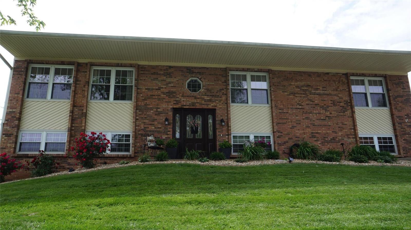 Property Photo:  29 Sir Lawrence Drive  IL 62221