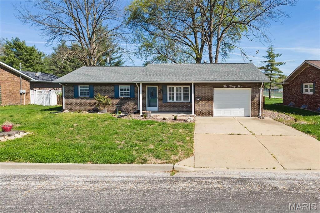Property Photo:  523 W Parkview Drive  IL 62260 