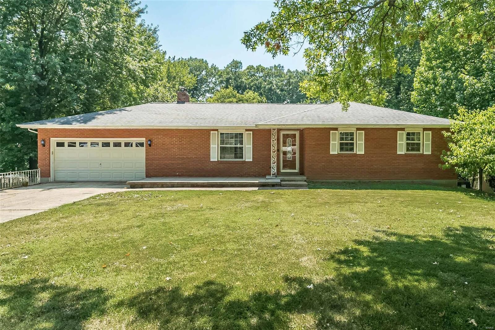 Property Photo: 19 Briarwood Lane MO 63019