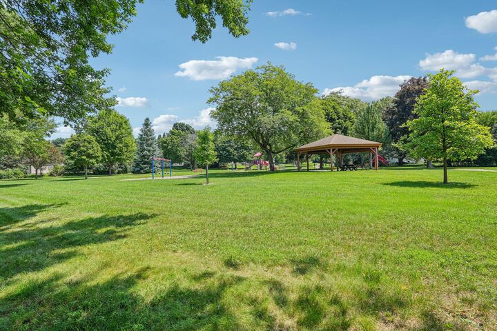 Property Photo:  507 Oxford Dr  WI 53029 
