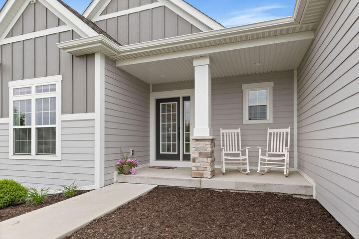 Property Photo:  1386 Overlook Cir  WI 53029 