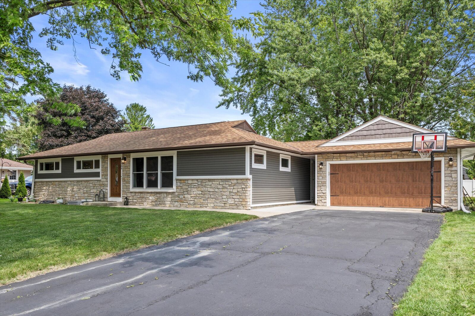 Property Photo: 1506 S Green Ridge Ter WI 53151