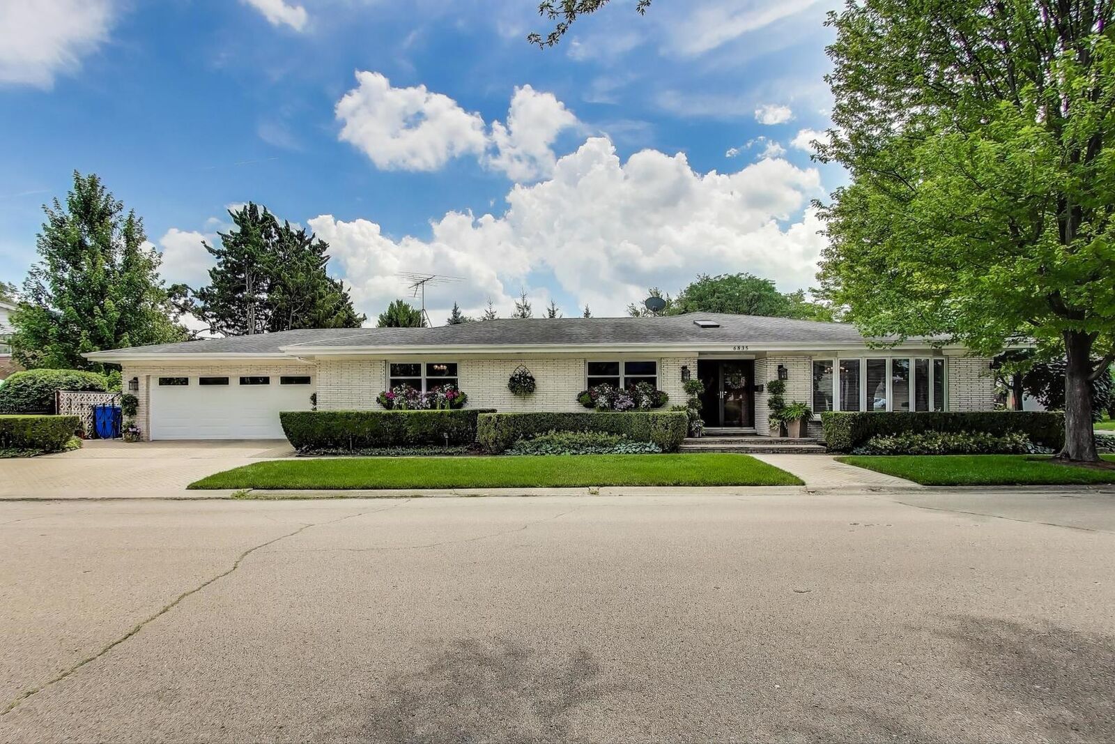Property Photo: 6835 N Waukesha Avenue IL 60646