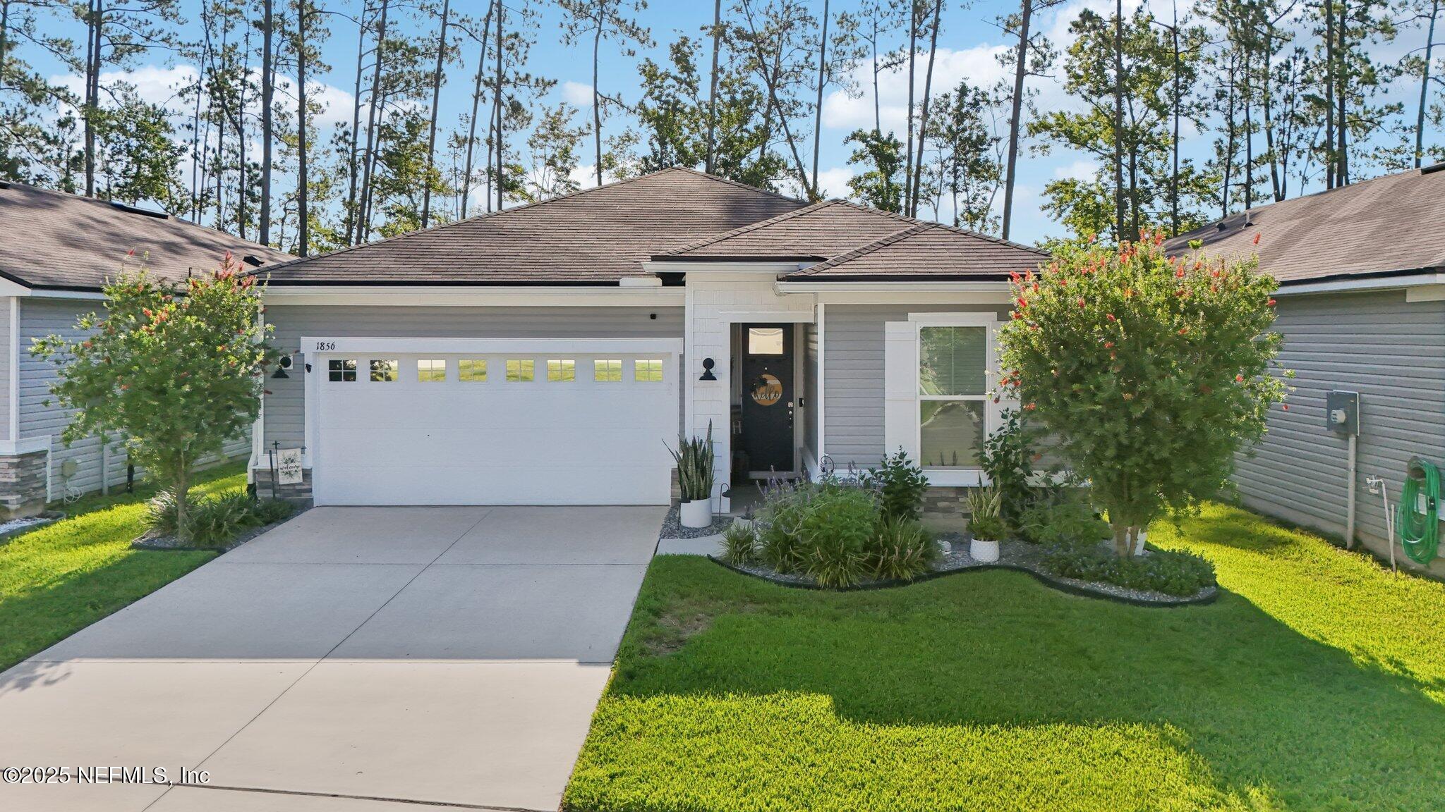 Property Photo: 1856 Cogdill Trace FL 32068