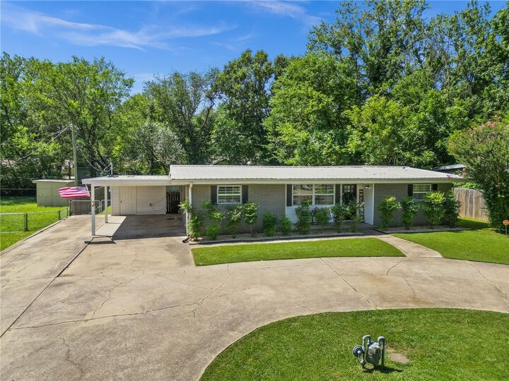 Property Photo:  1008 W Jefferson Street  AR 72761 