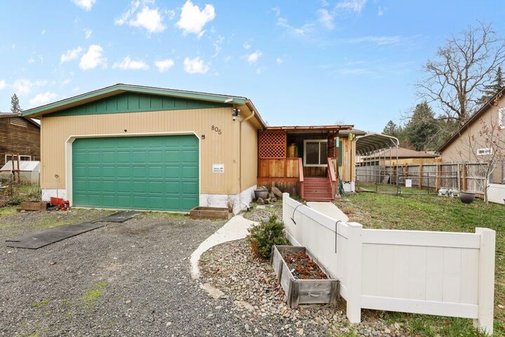 Property Photo:  805 Redwood Avenue  OR 97522 