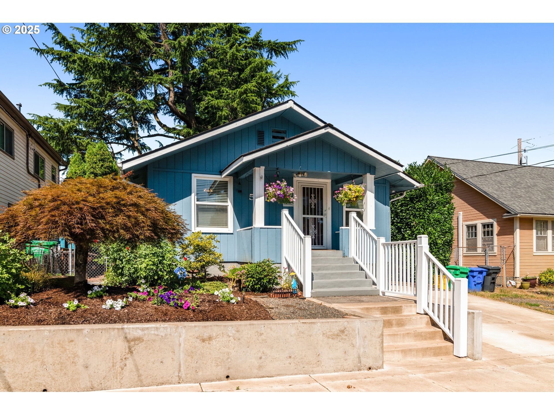Property Photo:  5011 SE 45th Ave  OR 97206 