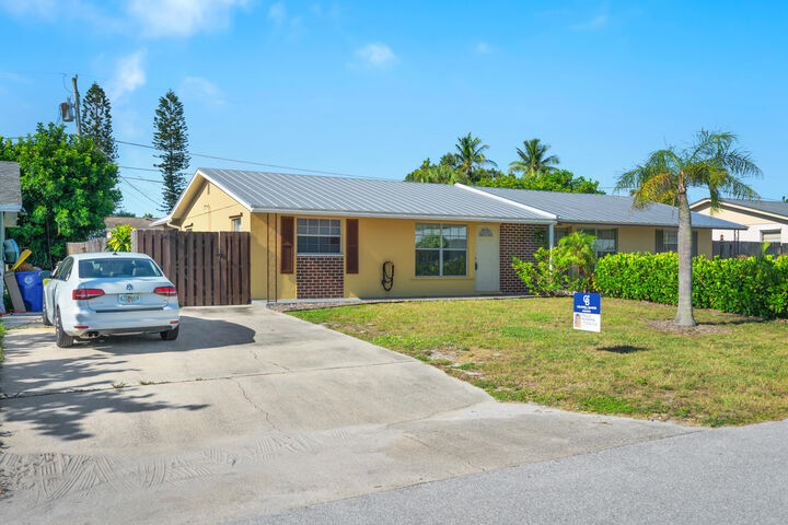 Property Photo: 2290 NE Rustic Way FL 34957