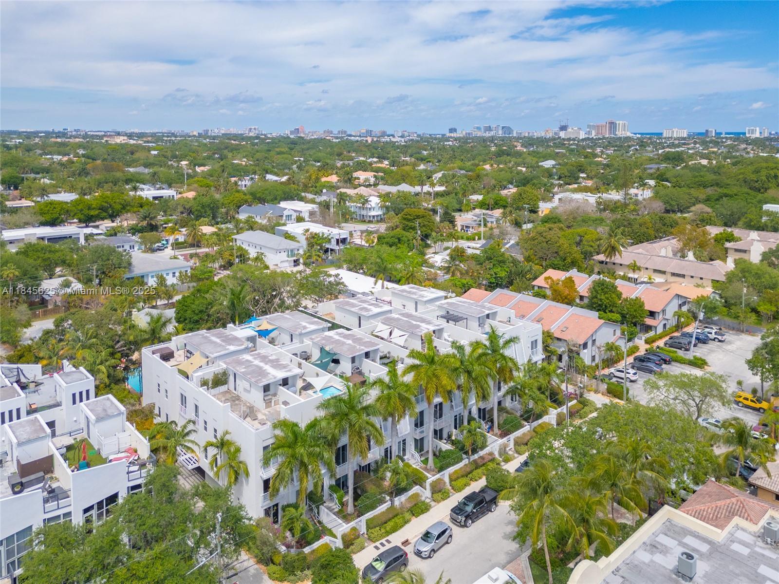 Property Photo: 811 SE 12th Ct FL 33316