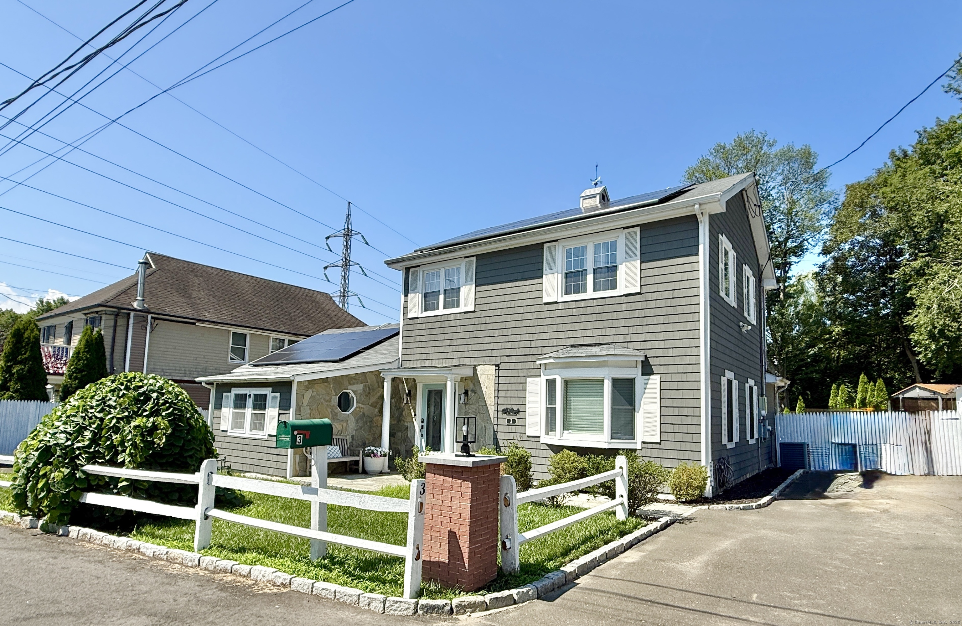 Property Photo:  3 Turnabout Lane  CT 06820 