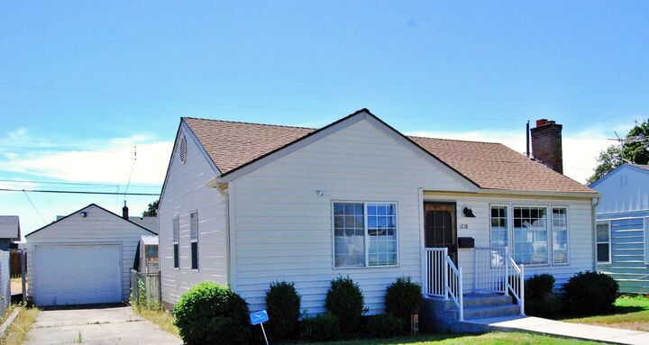 Property Photo:  1218 E Empire Ave  WA 99207 