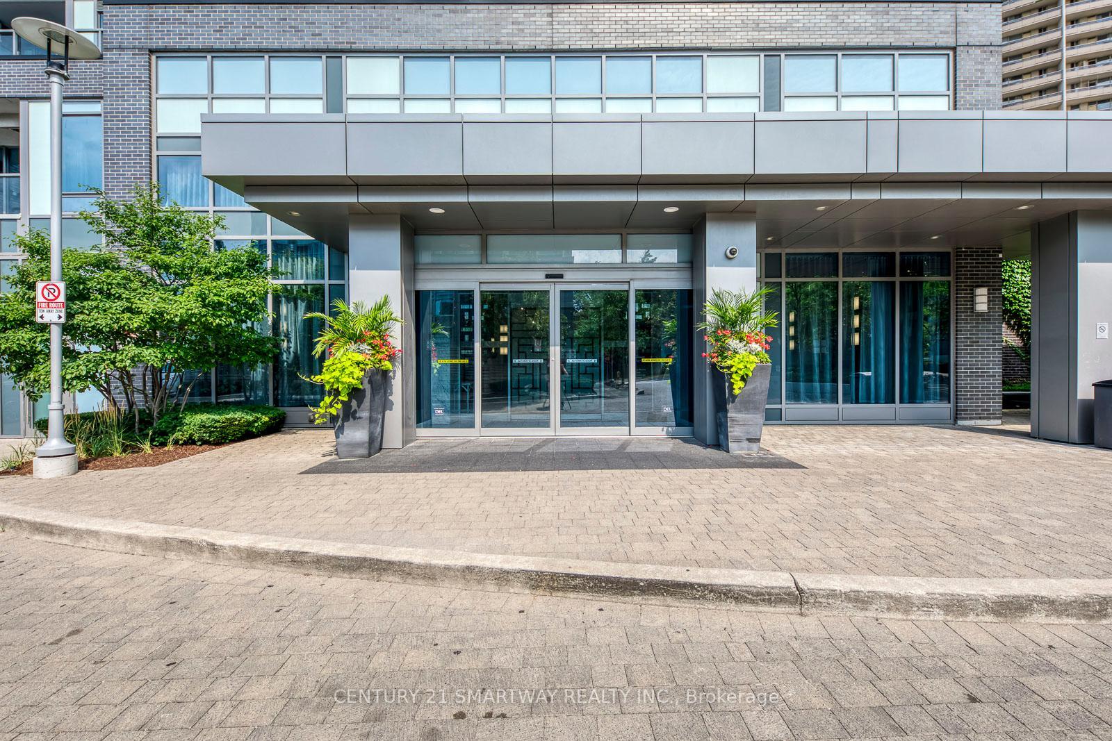 Property Photo:  18 Graydon Hall Drive 905  ON M3A 0A4 