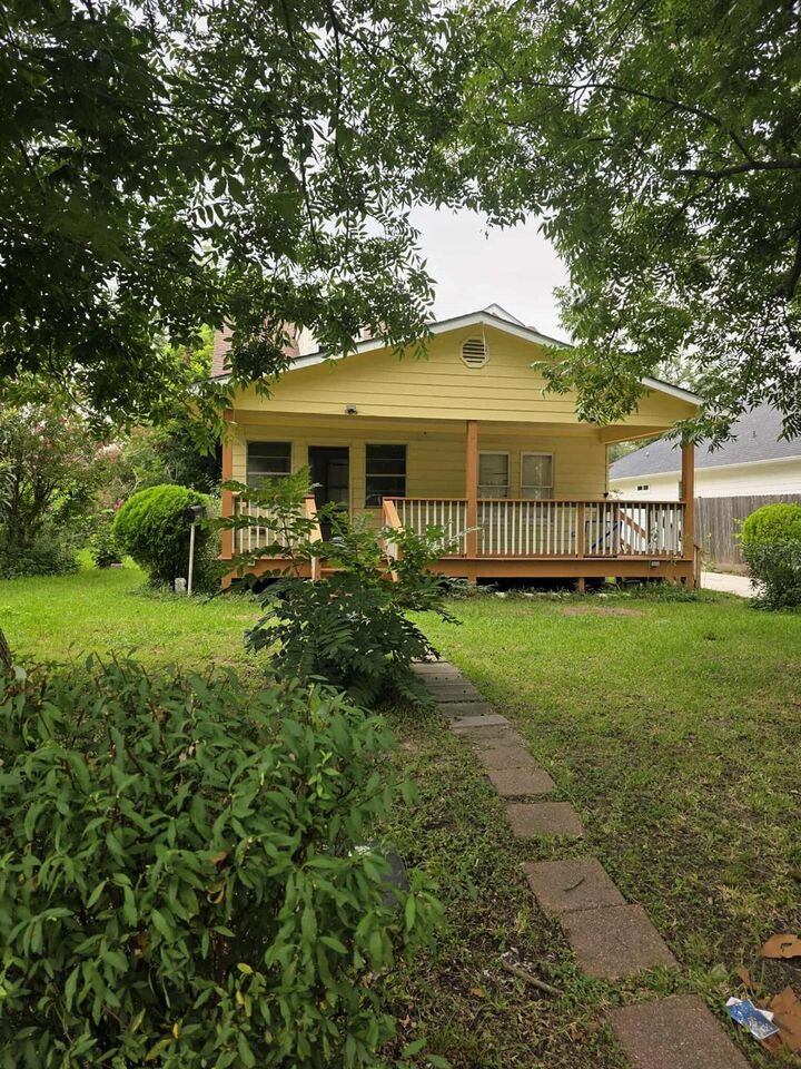 Property Photo: 214 Center Street TX 77506