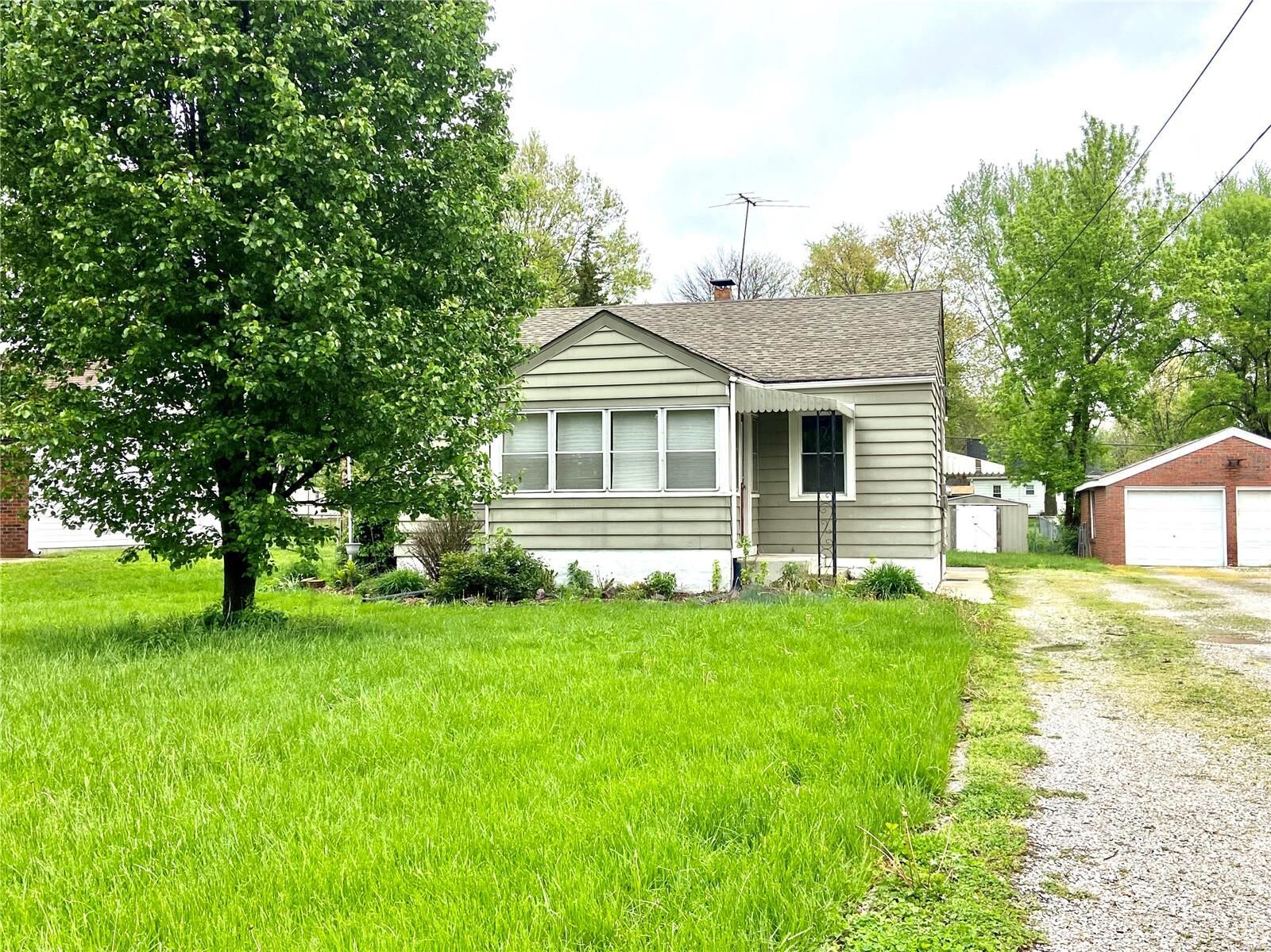 Property Photo: 744 E Rosedale IL 62024