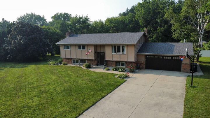 Property Photo: S69w22060 Sonoma Way WI 53103