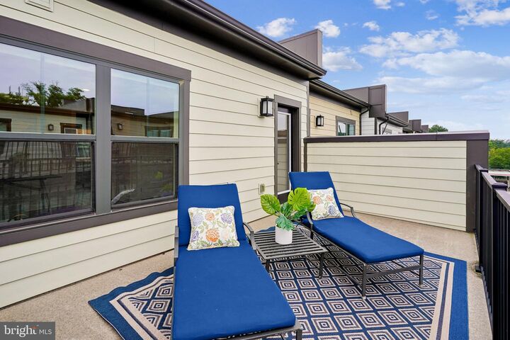 Property Photo: 205 Market Square NW 15 VA 22180