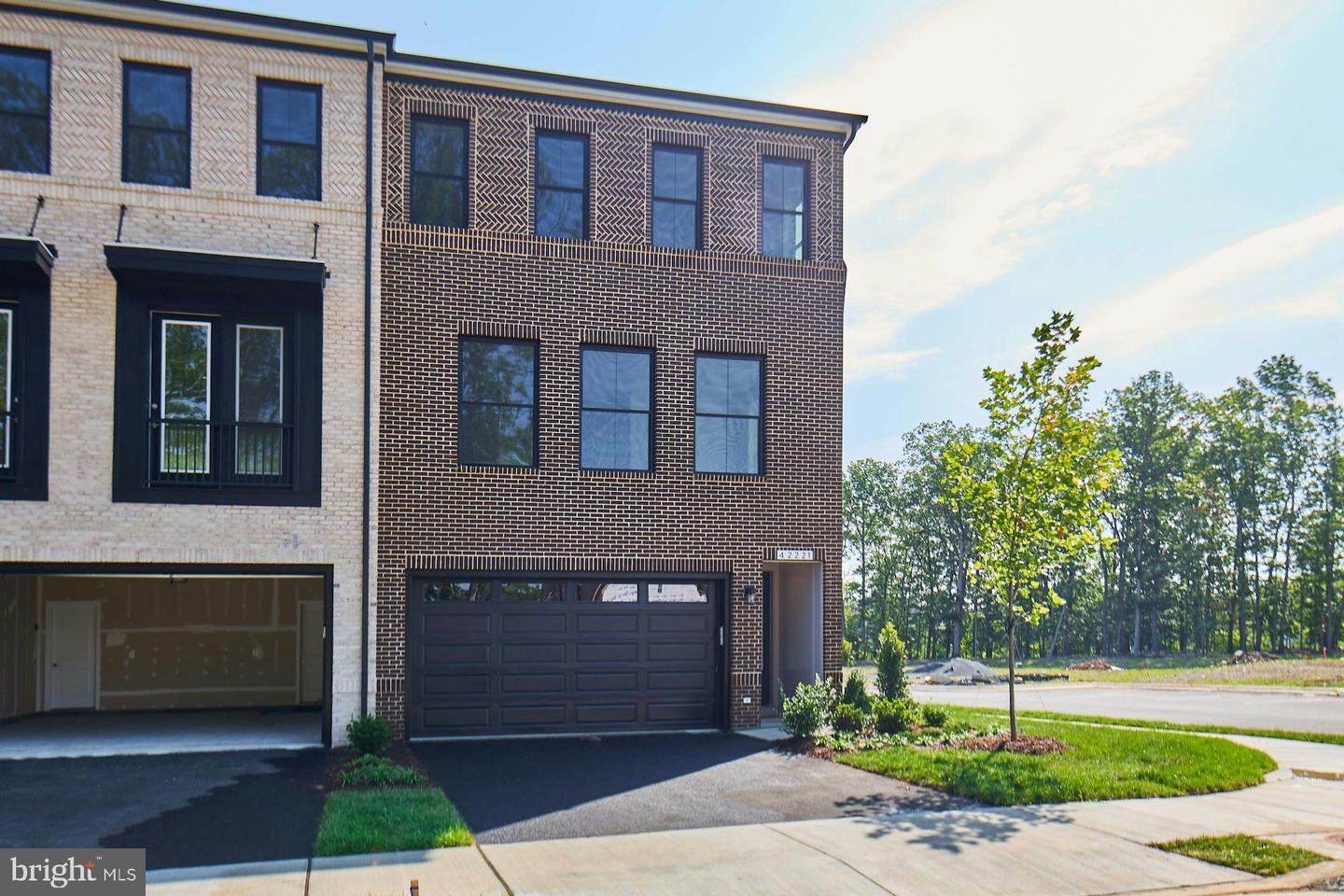 Property Photo:  42221 Shining Star Square  VA 20148 