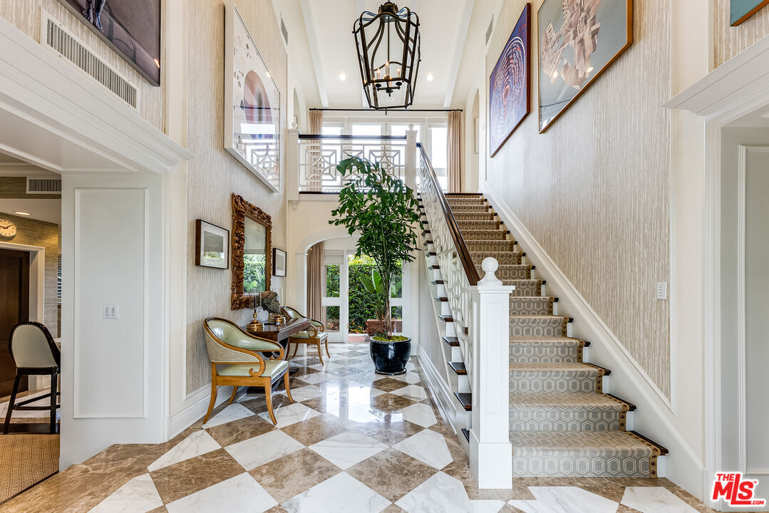 Property Photo:  814 N Bedford Dr  CA 90210 