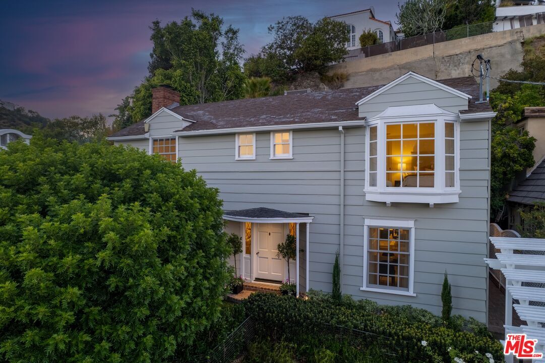 Property Photo:  8023 Hemet Pl  CA 90046 