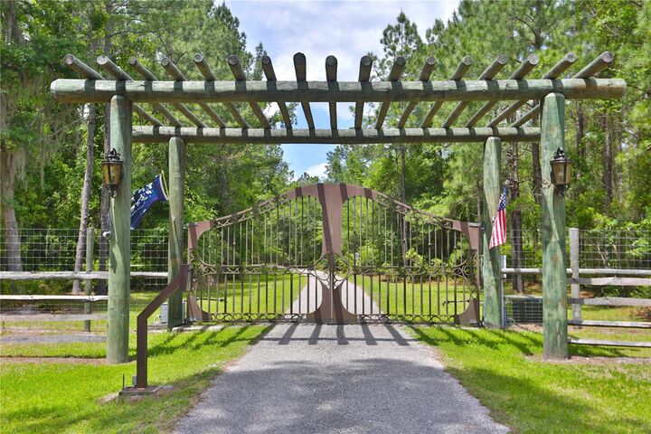 Property Photo: 15305 NW Hwy 320 FL 32667